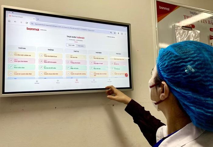 Thực đơn hàng ngày được thông tin đầy đủ tại khu vực chế biến trường tiểu học Xuân La.