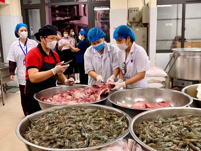 Các thành viên tổ công tác kiểm tra bằng cảm quan để phát hiện thực phẩm kém chất lượng, bị mốc, hỏng, quá hạn sử dụng.