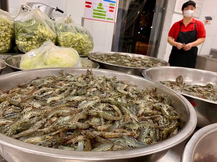 Thực phẩm được kiểm tra bằng cảm quan về độ tươi sống, cân đo để khớp với hóa đơn chứng từ.