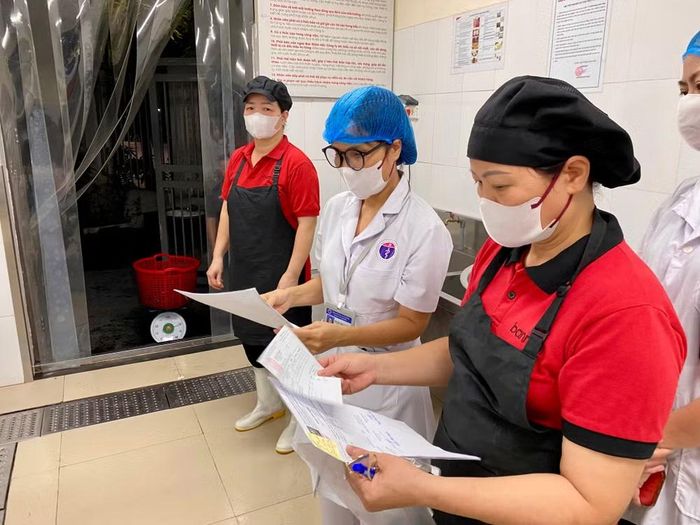 Công tác kiểm tra tập trung vào việc thực hiện hướng dẫn dinh dưỡng đối với bữa ăn học đường - năng lượng và các chất dinh dưỡng cần thiết phù hợp với từng độ tuổi học sinh từ đó tính khẩu phần ăn.
