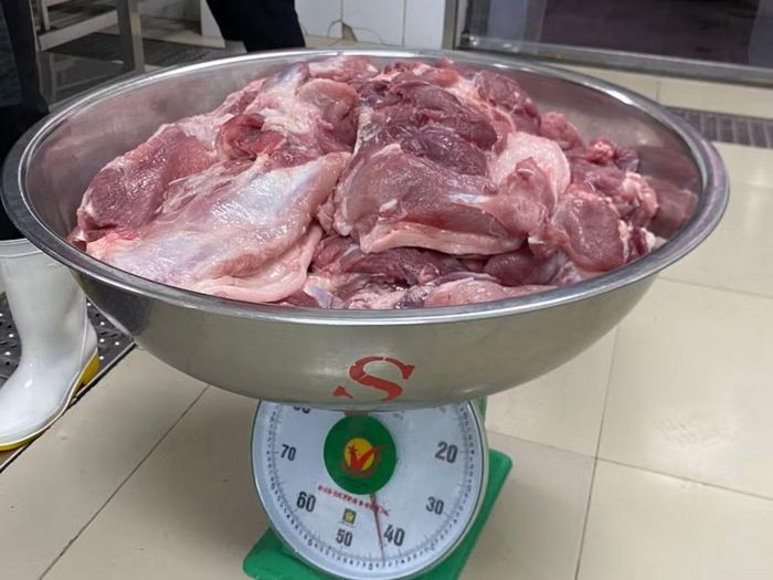 Toàn bộ thực phẩm nhập về bếp ăn đều phải đảm bảo nhãn mác và khối lượng.