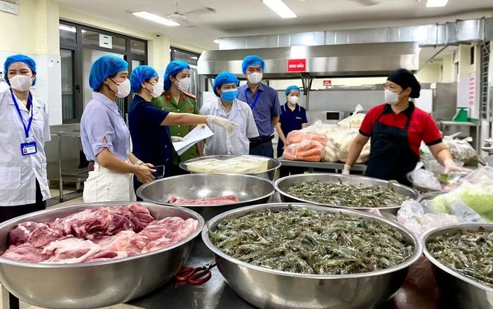Đoàn kiểm tra đã rà soát việc thực hiện giao nhận thực phẩm hàng ngày (bàn giao, chế biến, tổ chức ăn...) tuân thủ đầy đủ các quy định về điều kiện vệ sinh trong quá trình sơ chế, chế biến, vận chuyển suất ăn; hồ sơ pháp lý về nhân sự, nguồn gốc nguyên liệu thực phẩm đầy đủ; thực hiện lưu mẫu, kiểm thực ba bước đúng quy định.