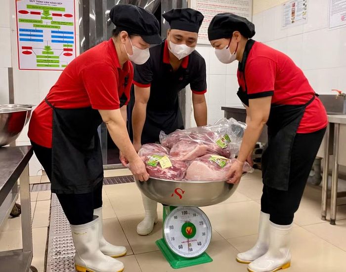 Theo Ban Giám hiệu trường tiểu học Xuân La, việc kiểm tra và công khai thông tin thực đơn bữa ăn hàng ngày giúp phụ huynh không còn băn khoăn về chất lượng dinh dưỡng ăn bán trú tại trường.