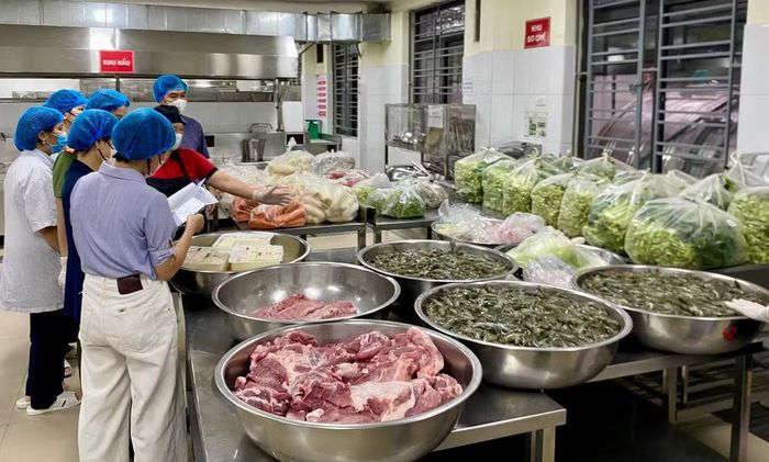 Từ 5 giờ sáng hàng ngày, đơn vị cung cấp suất ăn trường tiểu học Xuân La đã tiến hành bàn giao tại bếp ăn nhà trường dưới sự giám sát của Ban Giám hiệu nhà trường và phụ huynh học sinh.