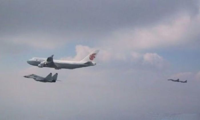 Cách làm này thay đổi khi Trung Quốc đưa Boeing 747-8 B-2479 vào sử dụng. Chiếc máy bay được Air China tiếp nhận cuối năm 2014 dưới dạng máy bay chở khách, sau đó rút khỏi khai thác thương mại vào tháng 5/2015 để cải tạo tại Đức.