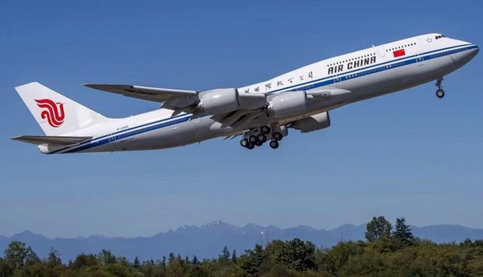 Đài NDTV của Ấn Độ dẫn các nguồn tin cho biết máy bay được trang bị hệ thống liên lạc vệ tinh mã hóa, cho phép duy trì kết nối với các trung tâm điều hành của chính phủ và quân đội Trung Quốc.