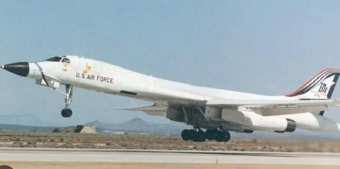 Năm 1970, hãng Rockwell International giành hợp đồng phát triển máy bay mới. Thiết kế này sau đó được đặt tên là oanh tạc cơ B-1A.