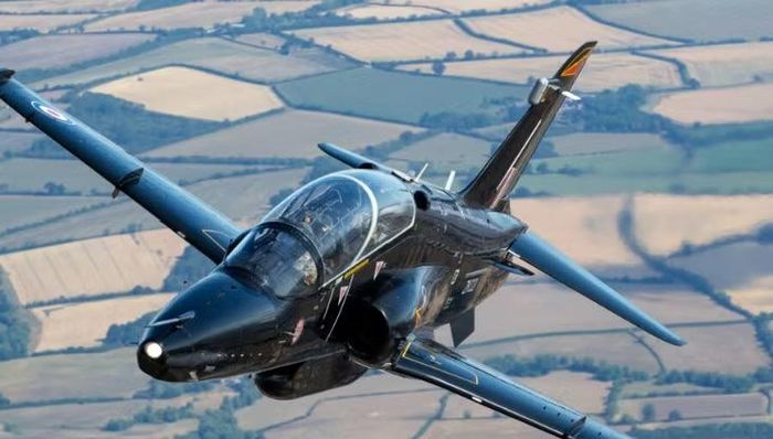 Năm 2024, Tư lệnh Không quân Anh khi đó Richard Knighton cho biết RAF muốn thay thế dòng Hawk T2 do những vấn đề liên quan động cơ, hỗ trợ kỹ thuật và độ tin cậy. Không quân Anh hiện dự kiến loại biên máy bay huấn luyện Hawk T2 vào khoảng năm 2040.