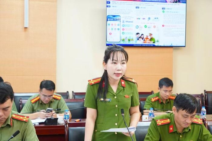 Trung tá Vũ Hồng Linh, Phó trưởng Phòng Cảnh sát PCCC và CNCH, Công an thành phố Hà Nội báo cáo tại hội nghị