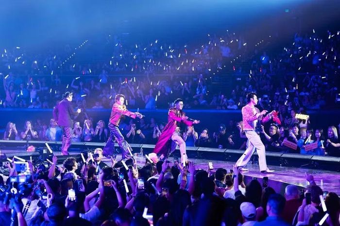 KOSMIK Live Concert In Las Vegas của SpaceSpeakers đã rất thành công