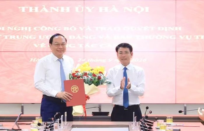 Phó Bí thư Thường trực Thành ủy Hà Nội Nguyễn Trọng Đông trao Quyết định cho đồng chí Lê Công Thành