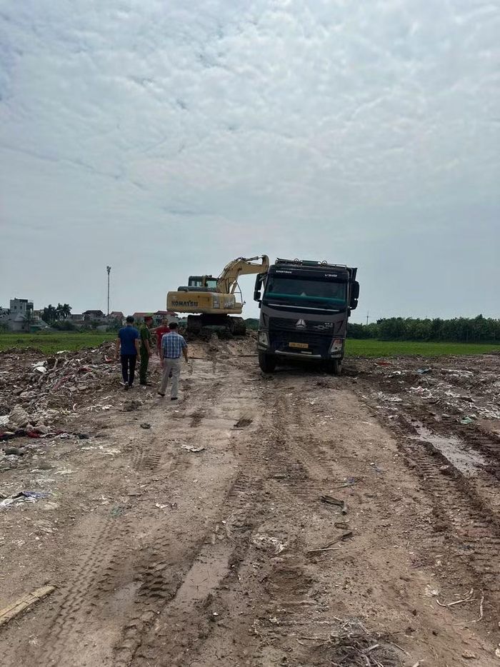 Hiện trường chất thải tại khu vực đầm Xâm Thị