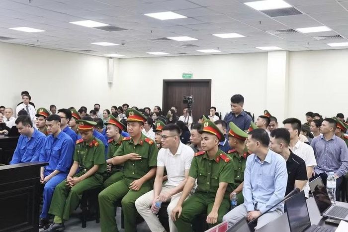 Các bị cáo trong vụ án bị đưa ra xét xử tại phiên tòa.