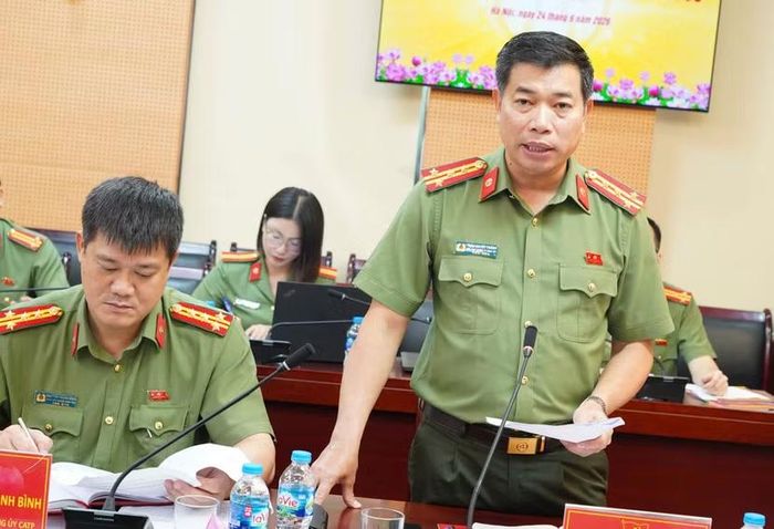Đại tá Trần Quyết Thắng, Phó Chủ nhiệm Thường trực, Thủ trưởng Cơ quan UBKT Đảng ủy CATP báo cáo kết quả thực hiện Kết luận phiên họp lần thứ IV