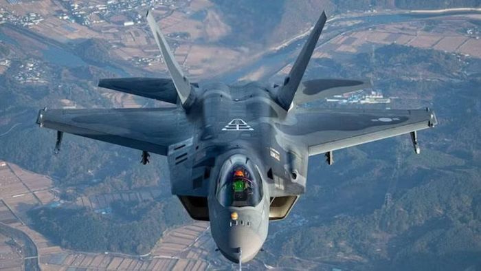 Máy bay được phát triển nhằm thay thế từng bước những tiêm kích F-4 và F-5 đã phục vụ lâu năm trong Không quân Hàn Quốc, đồng thời bổ sung năng lực cho đội hình F-16 và các loại máy bay chiến đấu hiện đại hơn.
