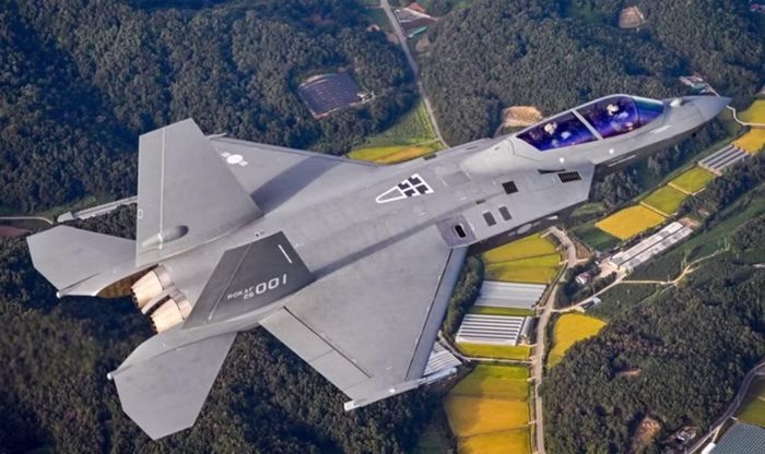 KF-21 là chương trình máy bay chiến đấu do Hàn Quốc tự phát triển với sự tham gia của KAI. Seoul khởi động nghiên cứu phát triển tiêm kích nội địa từ đầu những năm 2000, trước khi chương trình KF-21 chính thức được triển khai vào năm 2015.