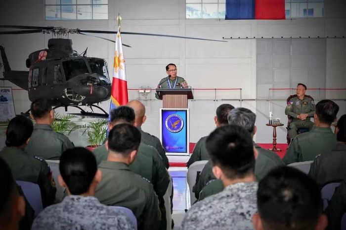 Philippines đã đặt mua tổng cộng 8 máy bay lên thẳng hạng nhẹ. Hợp đồng cung cấp được ký kết với công ty Bell Textron Inc. của Mỹ, và những chiếc trực thăng nói trên đang được sản xuất bởi công ty Subaru tại nhà máy của họ ở Nhật Bản.