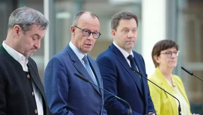 Liên minh cầm quyền giữa CDU và đảng Dân chủ Xã hội (SPD) đang có những bất đồng về một số nội dung cải cách, đặc biệt là cải tổ hệ thống lương hưu