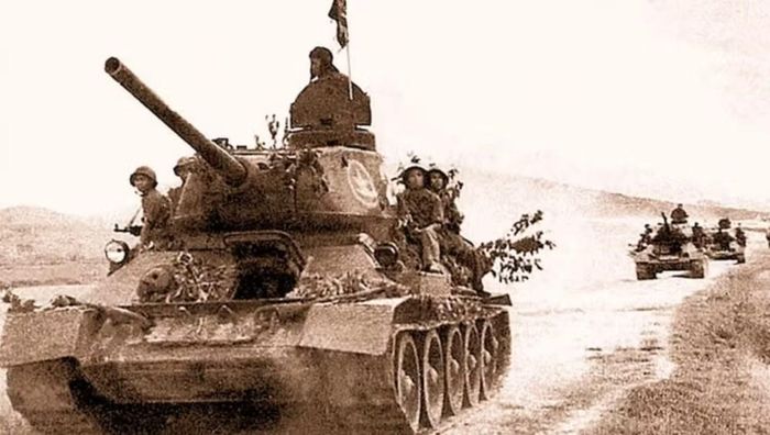 Chưa đầy 1 năm sau, ngày 13/7/1960, chiếc T-34 mang số hiệu 114 đã đặt những vết xích đầu tiên xuống ga Vĩnh Yên, đánh dấu thời điểm xe tăng chính thức hiện diện trên đất Việt Nam.