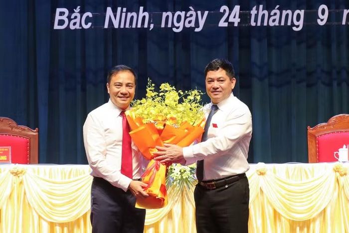 Đồng chí Nguyễn Hồng Thái, Ủy viên Trung ương Đảng, Bí thư Thành ủy Bắc Ninh tặng hoa chúc mừng đồng chí Đào Thanh Trường