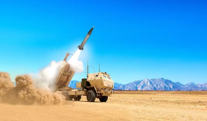 Hồi tháng 3/2026, Lockheed Martin thông báo phiên bản mới của tên lửa đạn đạo PrSM đã thực hiện chuyến bay thử nghiệm đầu tiên. Trong bài kiểm tra, quả đạn đạt tầm xa hơn 350 km và chứng minh được khả năng dẫn đường kiểu mới.