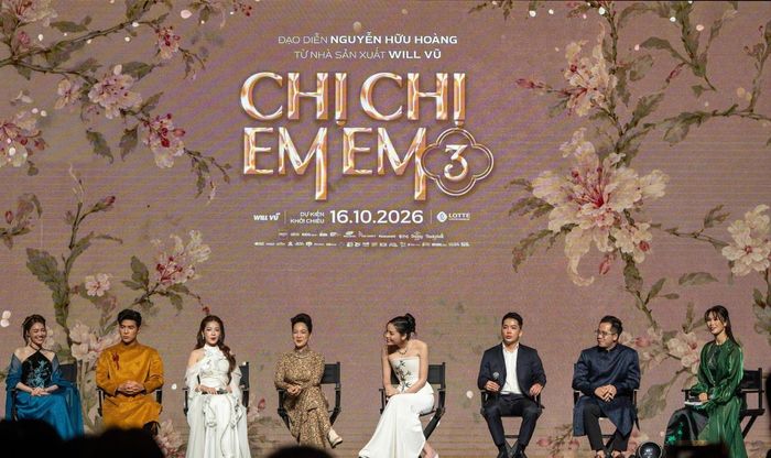 Đoàn làm phim giải đáp các thắc mắc xoay quanh bộ phim dưới sự dẫn dắt của người mẫu Hà Anh.