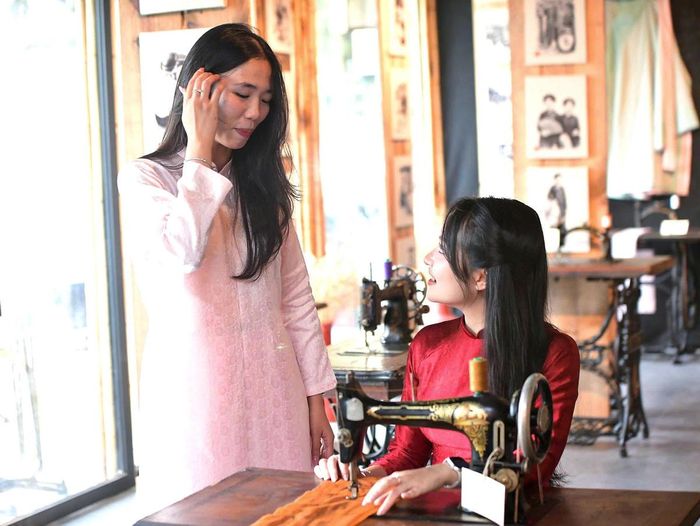Gen Z thích thú với vẻ đẹp của tà áo dài, phong cách ăn mặc cùng lối sống tinh tế, tao nhã đã làm nên cốt cách riêng của người Hà Nội.
