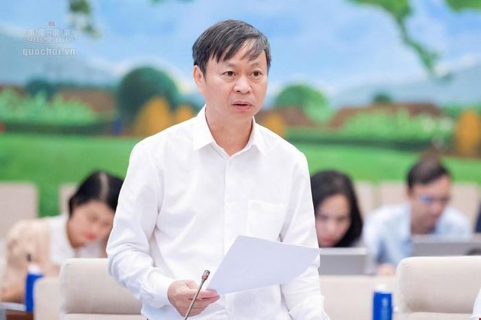 Thứ trưởng Bộ Khoa học và Công nghệ Hoàng Minh báo cáo tại phiên họp (Ảnh: Media Quốc hội)