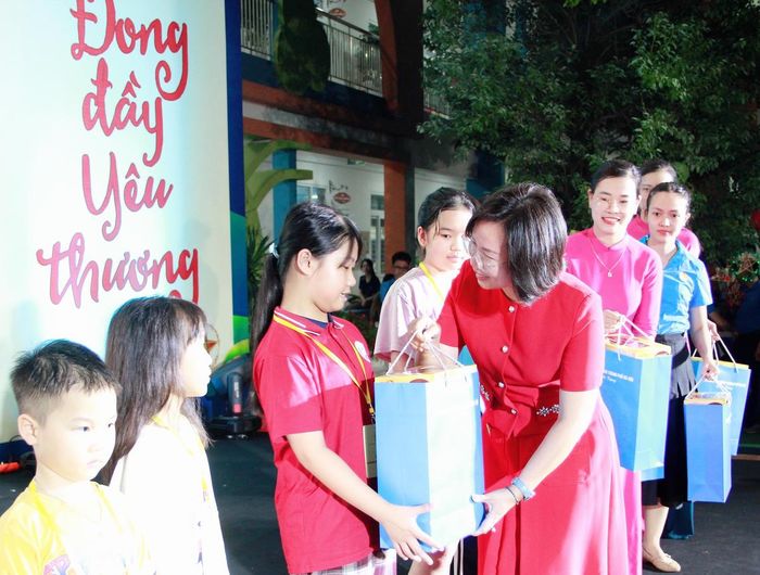 Ủy viên Ban Thường vụ Thành ủy, Chủ tịch Ủy ban MTTQ Việt Nam thành phố Hà Nội Bùi Huyền Mai tặng quà con công nhân, lao động. Ảnh: Lê Phương.