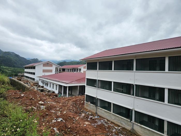 Do ảnh hưởng bởi thời tiết bất lợi nên một số hạng mục, hạ tầng gặp khó trong thi công. Ảnh: T.H.
