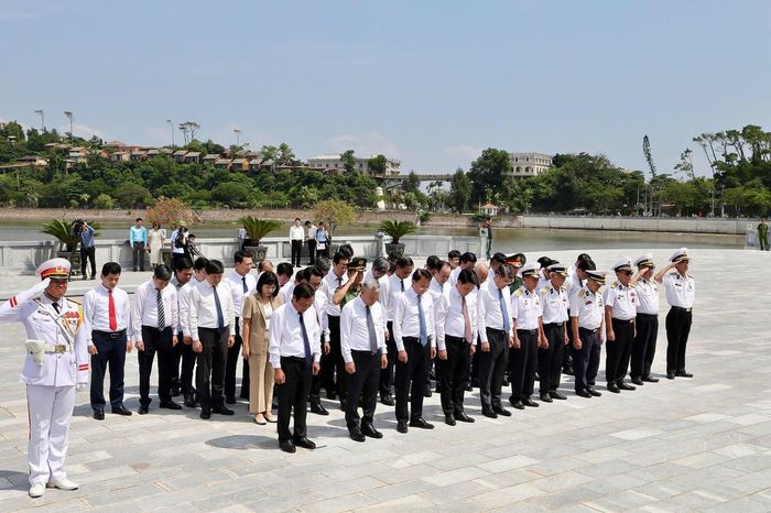  Thủ tướng Lê Minh Hưng và các đại biểu, lãnh đạo TP Hải Phòng tưởng niệm các Anh hùng liệt sĩ - những cán bộ, chiến sỹ Hải quân nhân dân Việt Nam đã chiến đấu, hy sinh vì sự nghiệp giải phóng dân tộc, xây dựng và bảo vệ Tổ quốc - tại Bến tàu không số K15. Ảnh: ĐT.