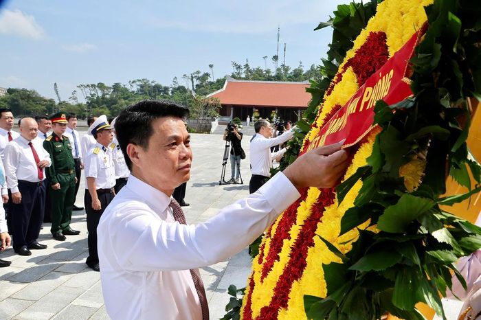 Bí thư Thành ủy Hải Phòng Lê Ngọc Châu chỉnh trang lại vòng hoa trước khi dâng hương. Ảnh: ĐT.