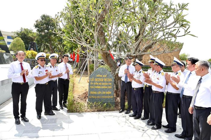 Thủ tướng Chính phủ, lãnh đạo TP Hải Phòng động viên các cựu chiến binh tại Bến tàu không số K15 và trồng cây lưu niệm tại khu di tích. Ảnh: ĐT. 