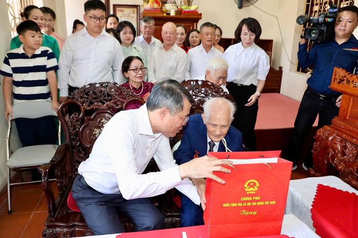 Thủ tướng tặng quà cho gia đình ông Lê Viết Khản, một trong những hộ gia đình tiêu biểu, có công với cách mạng tại phường Đồ Sơn. Ảnh: ĐT.