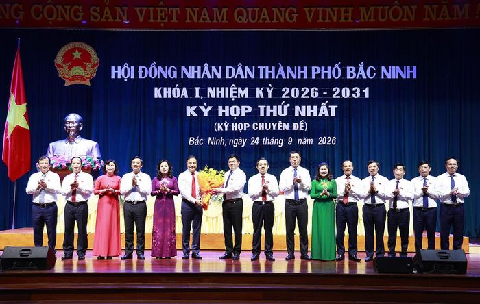 Thường trực Thành ủy, HĐND, UBND thành phố tặng hoa chúc mừng tân Phó Chủ tịch UBND thành phố Bắc Ninh nhiệm kỳ 2026 - 2031. Ảnh: Bacninh.gov.vn