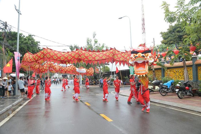 Đông đảo người dân tập trung về khu vực lễ hội xem múa lân sư rồng. Ảnh: L.G.