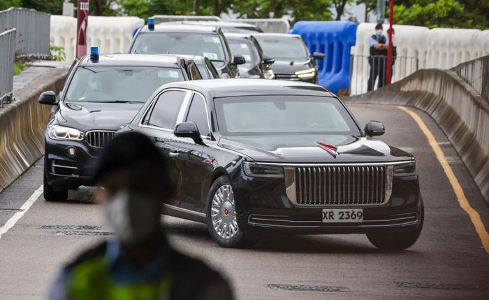  Chiếc Hongqi N701 ra mắt lần đầu tiên trong chuyến thăm của Chủ tịch Trung Quốc Tập Cận Bình đến đặc khu Hong Kong năm 2022. Ảnh: SCMP. 