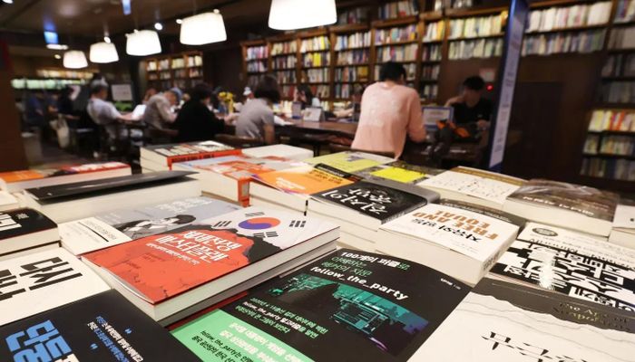 Sách được trưng bày tại một chi nhánh Kyobo Book Centre ở khu vực trung tâm Seoul ngày 28/7. Ảnh: News1.