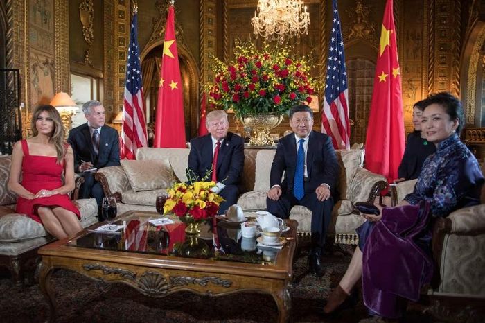  Tổng thống Mỹ Donald Trump và Đệ nhất phu nhân Melania Trump chụp ảnh cùng Chủ tịch Trung Quốc Tập Cận Bình và phu nhân Bành Lệ Viên tại khu nghỉ dưỡng Mar-a-Lago ở Palm Beach, Florida (Mỹ) vào ngày 6/4/2017. Ảnh: CNN. 