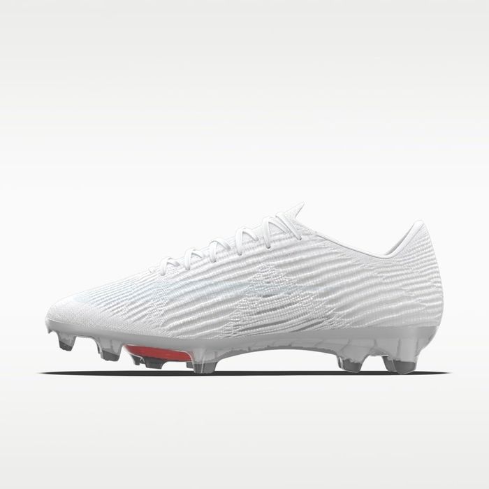 Kylian Mbappé mang giày Nike màu trắng trơn thay vì giày On trong trận đấu đầu tiên kể từ khi gia nhập thương hiệu Thụy Sĩ này. Ảnh: Jose Breton/Pics Action/NurPhoto, Nike.