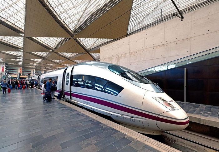 Một đoàn tàu Renfe S-103, thuộc dòng tàu cao tốc Velaro của Siemens tại Aragón, Tây Ban Nha. Ảnh: Alejandro Goldemberg.