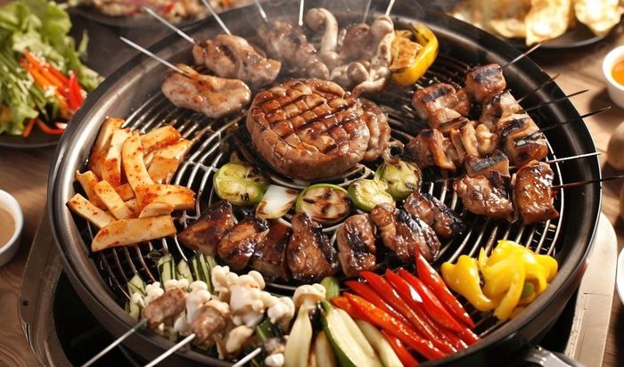  Các loại thực phẩm được chiên nướng, hun khói ở nhiệt độ cao có nguy cơ gây ung thư rất cao. Ảnh: Pngtree. 