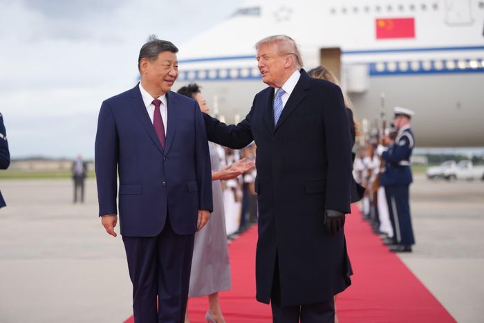 Chủ tịch Tập cùng phu nhân Bành Lệ Viên bước xuống cầu thang chuyên cơ và được Tổng thống Donald Trump cùng phu nhân Melania tươi cười chào đón. Các quân nhân Mỹ đứng thành hai hàng dọc thảm đỏ. Gần đó, hai em nhỏ cầm những bó hoa trên tay.