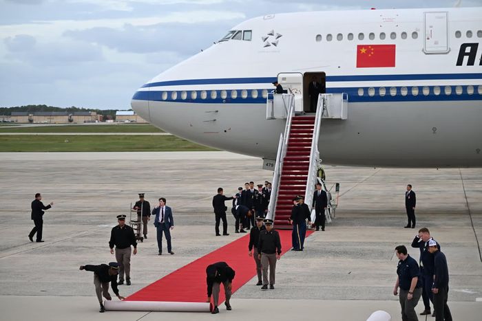  Lễ đón tại căn cứ, với thảm đỏ, hai hàng quân nhân Mỹ đứng chào và màn bay chào mừng của không quân, mở đầu cho chuyến thăm kéo dài gần 2 ngày với nhiều hoạt động ngoại giao, theo NYT. 