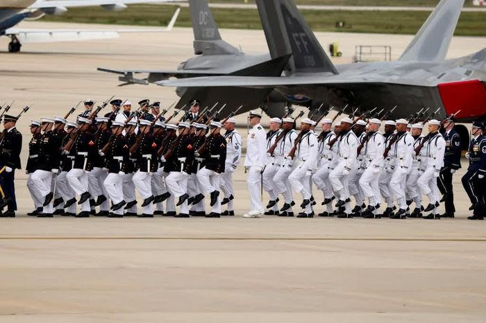 Đội danh dự thực hiện nghi lễ chào mừng trên đường băng Căn cứ Joint Base Andrews, bang Maryland, khi Chủ tịch Tập Cận Bình tới Mỹ trong chuyến thăm cấp nhà nước. Nghi lễ tại căn cứ quân sự này đánh dấu khởi đầu chuyến công du chính thức của ông Tập.