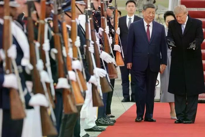  Tổng thống Trump ra hiệu mời Chủ tịch Tập Cận Bình tiến về phía thảm đỏ. Khoảnh khắc mở đầu chuyến thăm cho thấy không khí đón tiếp nồng hậu mà Washington dành cho nhà lãnh đạo Trung Quốc. 