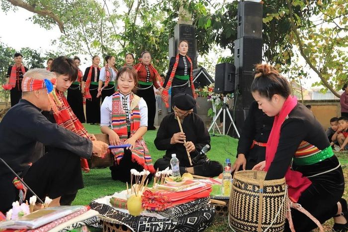  Sơn La đã vận dụng sáng tạo các tập tục sinh hoạt văn hóa của người dân địa phương nhằm tạo thói quen cho họ tới thư viện. Ảnh: Báo Phụ nữ Việt Nam. 