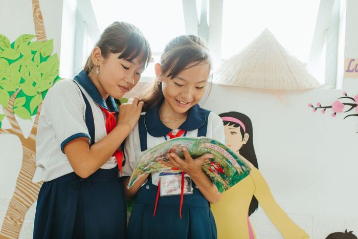  Với mô hình của Room to Read, giáo viên được hỗ trợ rèn luyện qua quan sát, phản hồi và điều chỉnh thực hành, để những nội dung tập huấn có thể được vận dụng phù hợp với học sinh. Ảnh: Erica Baker.