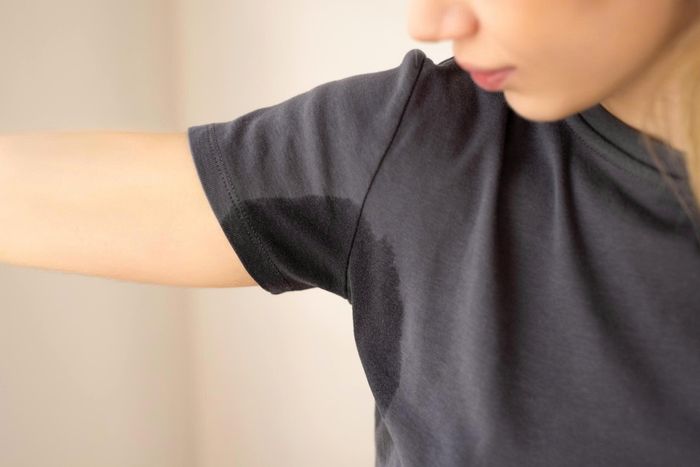 Bromhidrosis có thể khiến người bệnh ám ảnh về mùi cơ thể, né tránh giao tiếp và ảnh hưởng đến công việc, sinh hoạt hàng ngày. Ảnh: bymuratdeniz.