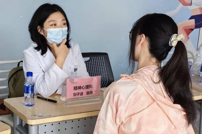 Liu Zihan tư vấn cho bệnh nhân ở thành phố Chu Hải (Trung Quốc) năm 2025. Ảnh: Jimu News.